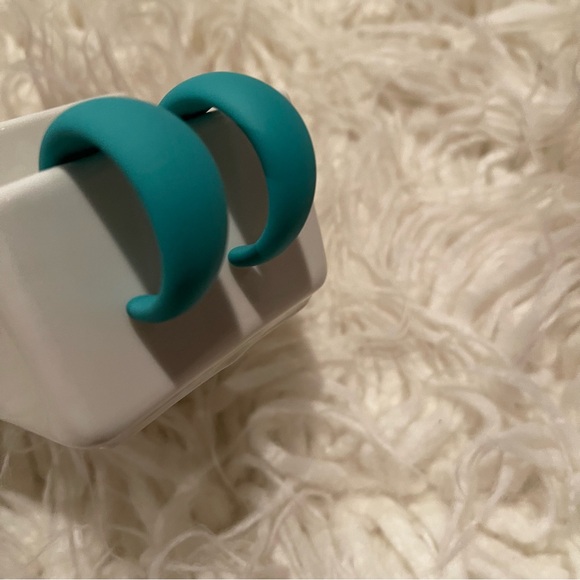 Teal Color Earrings - Picture 2 of 7